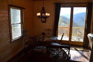 Interior - Private and quiet mountain getaway. (Maggie Valley)
