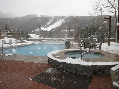 Slope Views, Cozy 2 King Beds, Pinball, Short 5 minute Walk to Everything!