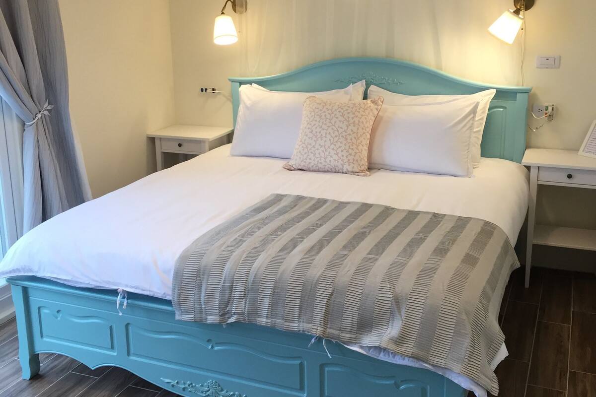4 bedrooms, down duvets, minibar, blackout curtains