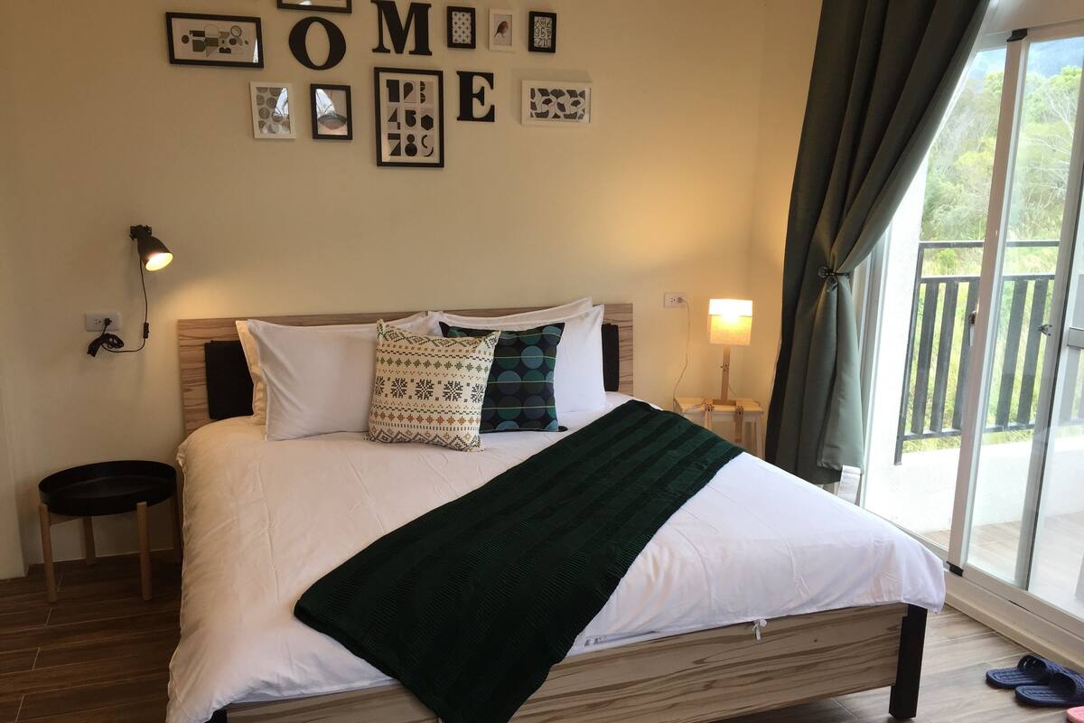 4 bedrooms, down duvets, minibar, blackout curtains