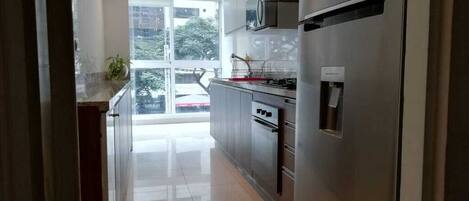 Microondas, lavavajillas y utensilios de cocina