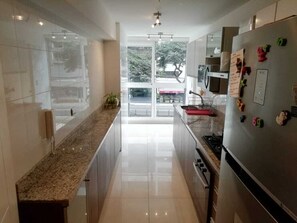 Microondas, lavavajillas y utensilios de cocina