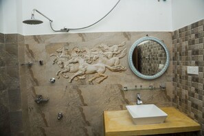 Luxury-Doppelzimmer, 1 King-Bett | Badezimmer | Dusche, kostenlose Toilettenartikel, Haartrockner, Shampoo