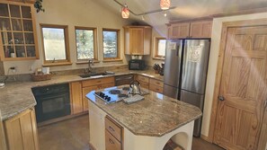 Jääkaappi, mikroaaltouuni, uuni, liesi