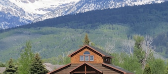 Fantastic Western-Style Lodge Home with Hot Tub, Just off Ski Hill Road