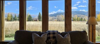 Fantastic Western-Style Lodge Home with Hot Tub, Just off Ski Hill Road