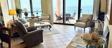 Een smart-tv, een dvd-speler en een stereo