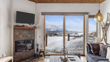 Smart TV, fireplace