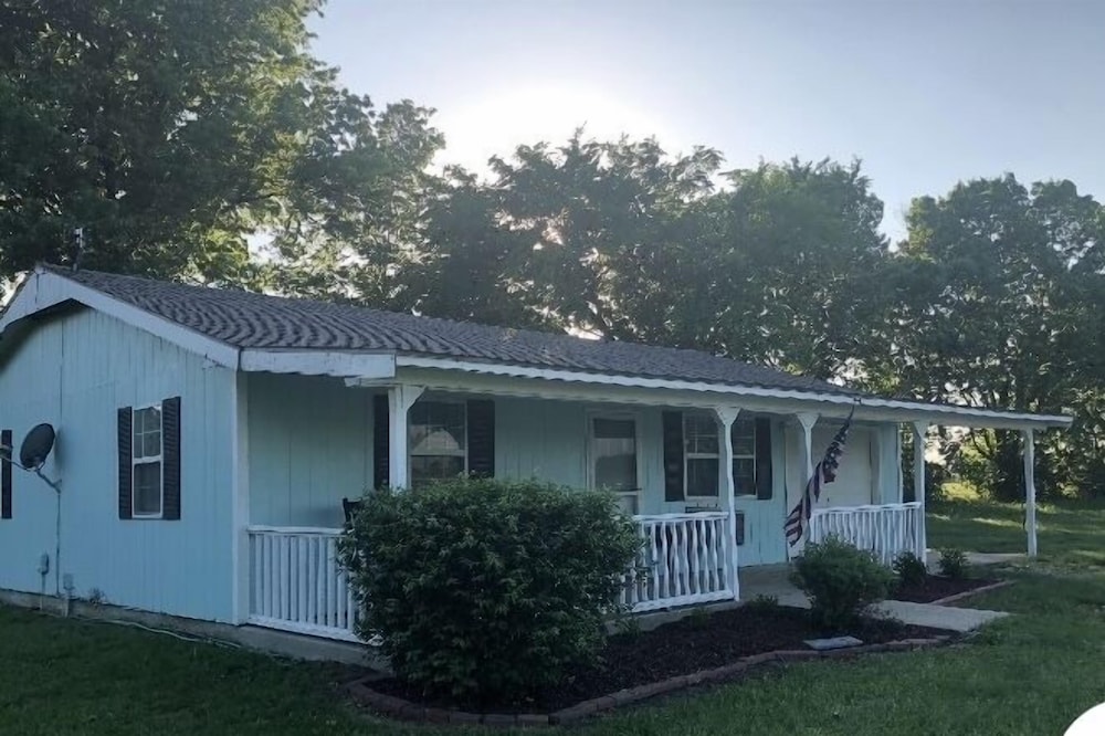 Cozy 2 Bedroom Country Cottage North of Parsons . Sleeps 6-8 people.
