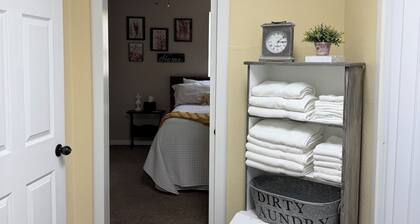 Cozy 2 Bedroom Country Cottage North of Parsons . Sleeps up to 5 people.
