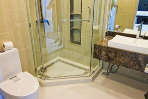Dusche, kostenlose Toilettenartikel, Haartrockner, Handtücher