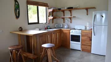 Fridge, oven, stovetop, coffee/tea maker