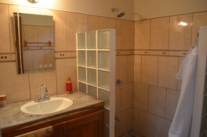 Shower, hair dryer, towels, soap - Your tropical getaway in the beautiful southern Pacific mountains of Costa Rica. (La Trinidad de Pejibaye, Perez Zeledon)