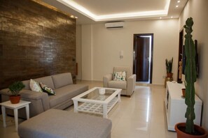 Căn hộ dành cho gia đình, 2 phòng ngủ | Khu phòng khách | TV màn hình phẳng 