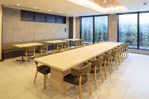 Morgunverðarhlaðborð daglega (1500 JPY á mann)