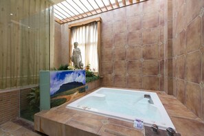 Private spa tub