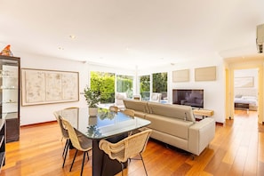 TV, caminetto, lettore DVD