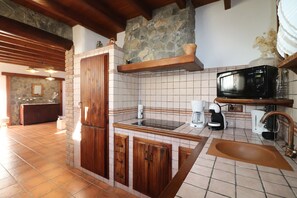 Jääkaappi, mikroaaltouuni, uuni, astianpesukone