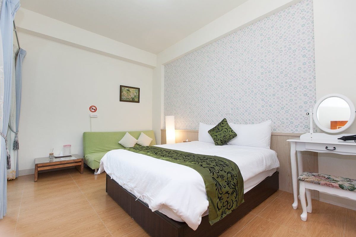 Habitación triple estándar, 1 cama matrimonial y sofá cama, para no fumadores | Wifi gratis y ropa de cama