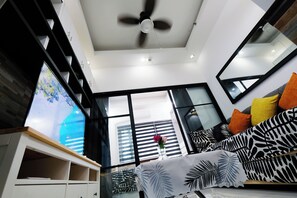 Panoramic Studio Suite, 1 Bedroom, Balcony, Bay View | Living room