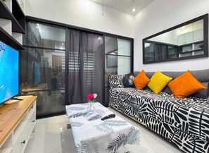 Panoramic Studio Suite, 1 Bedroom, Balcony, Bay View | Living room