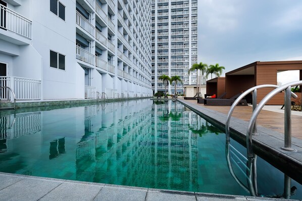2 outdoor pools