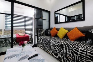 Panoramic Studio Suite, 1 Bedroom, Balcony, Bay View | Living area