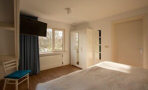 4 bedrooms, internet, bed sheets