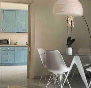 Kühlschrank, Herdplatte, Kochgeschirr/Geschirr/Besteck