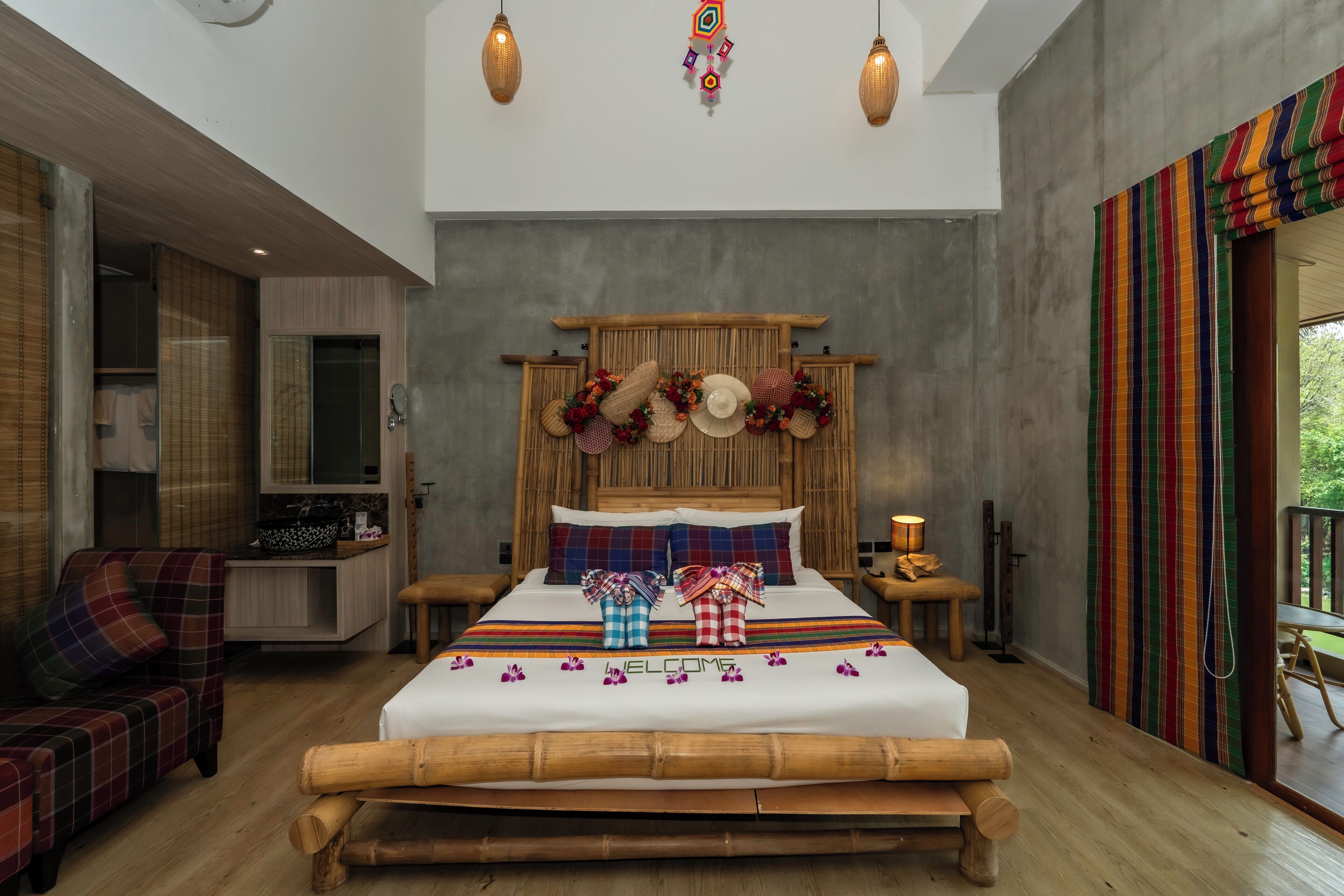 Une chambre spacieuse avec un grand lit, une tête de lit en bois et une vue sur l’extérieur.