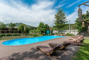 Una piscina al aire libre
