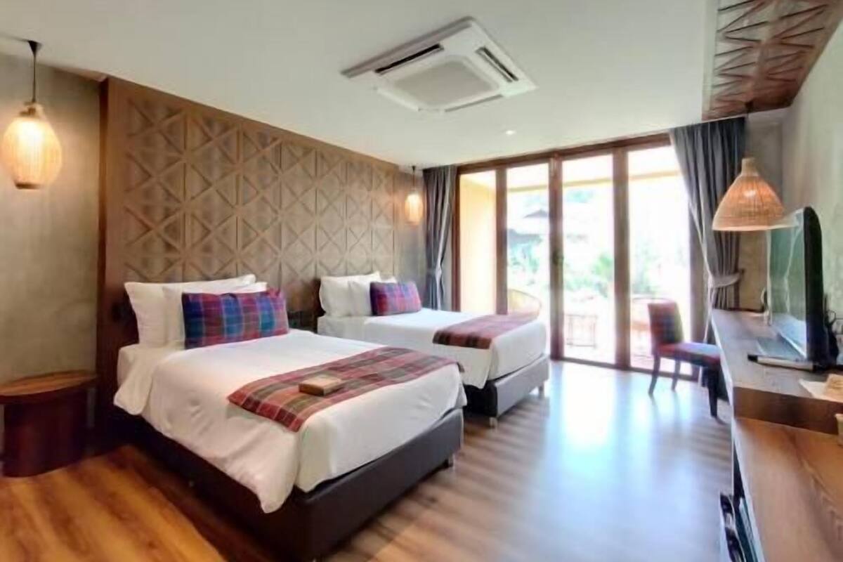 Premium bedding, down duvets, minibar, in-room safe