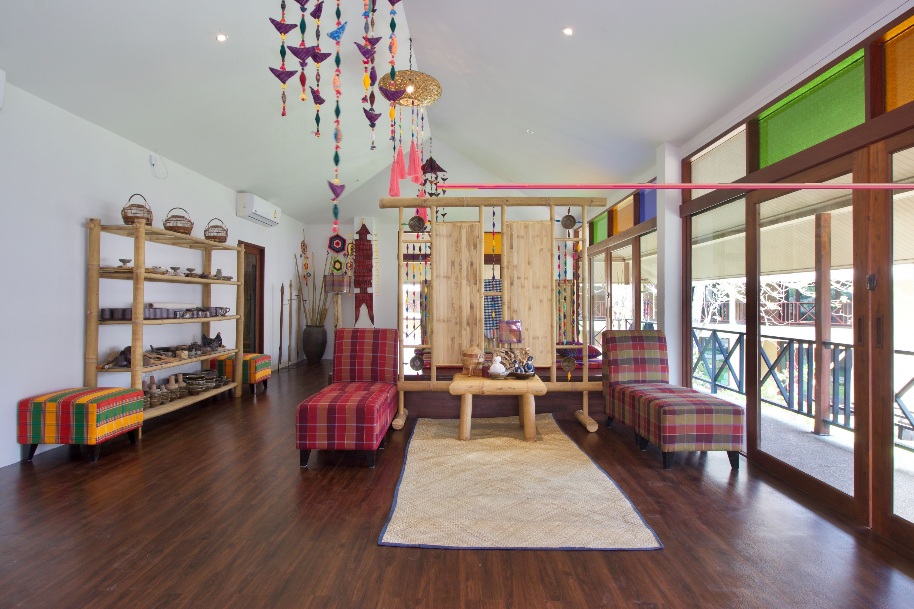 ボディ トリートメント、アロマテラピー、スウェーデン式マッサージ、タイ式マッサージ、3  室のトリートメントルーム、マッサージ