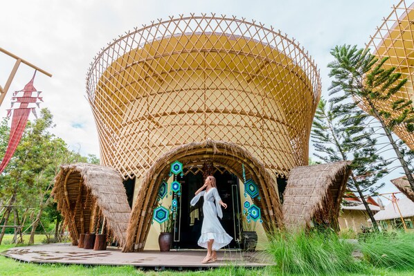 A traditional structure with a thatched roof and a lattice design. - Recall Isaan Isan Concept at Khaoyai (Pak Chong)