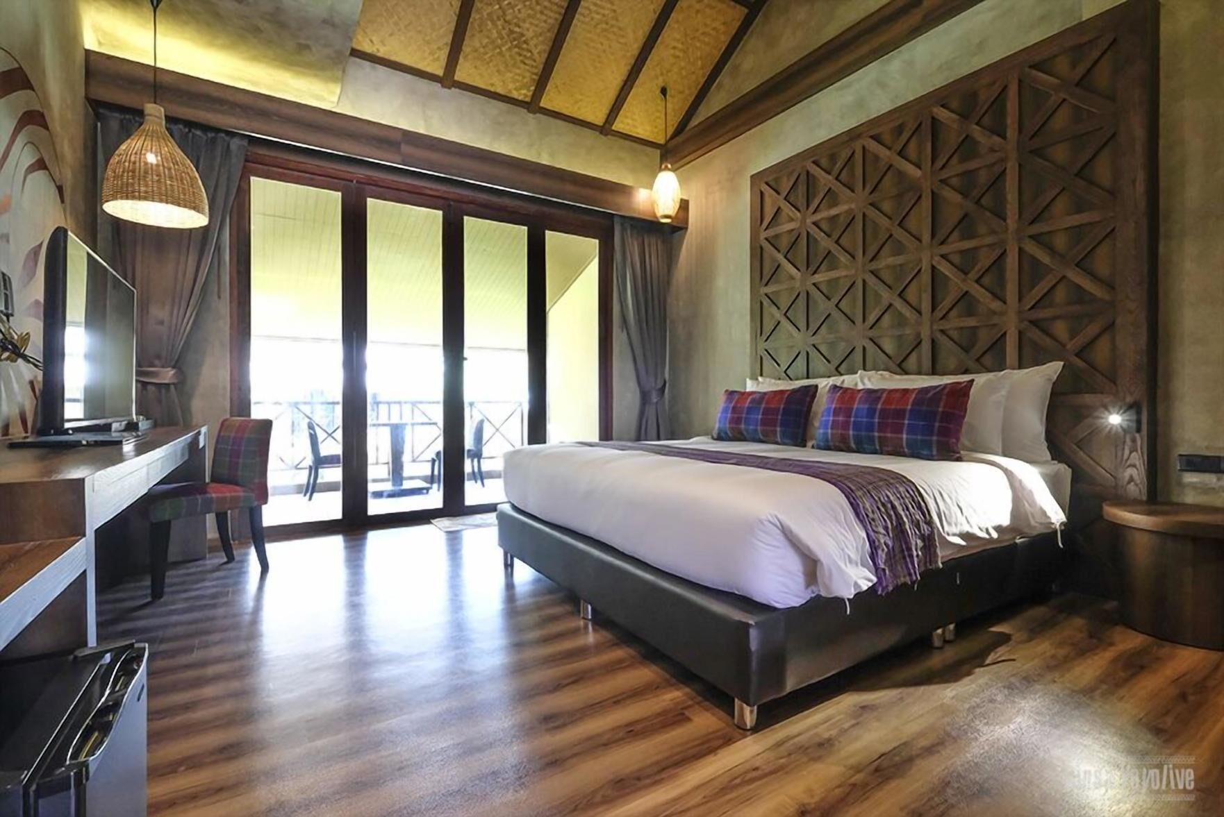 Premium bedding, down duvets, minibar, in-room safe