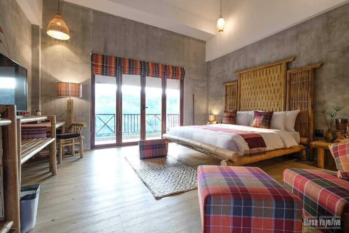 Premium bedding, down comforters, minibar, in-room safe