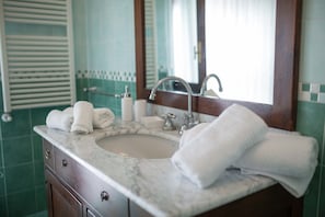 Apartment | Badezimmer | Badewanne, Komfortbadewanne, Bidet, Handtücher