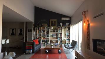 TV connectée, cheminée, jeux vidéo, lecteur de DVD