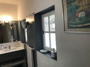 Combined shower/bathtub, hair dryer, towels, soap