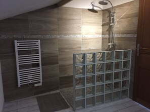 Dusche, Haartrockner, Seife, Toilettenpapier