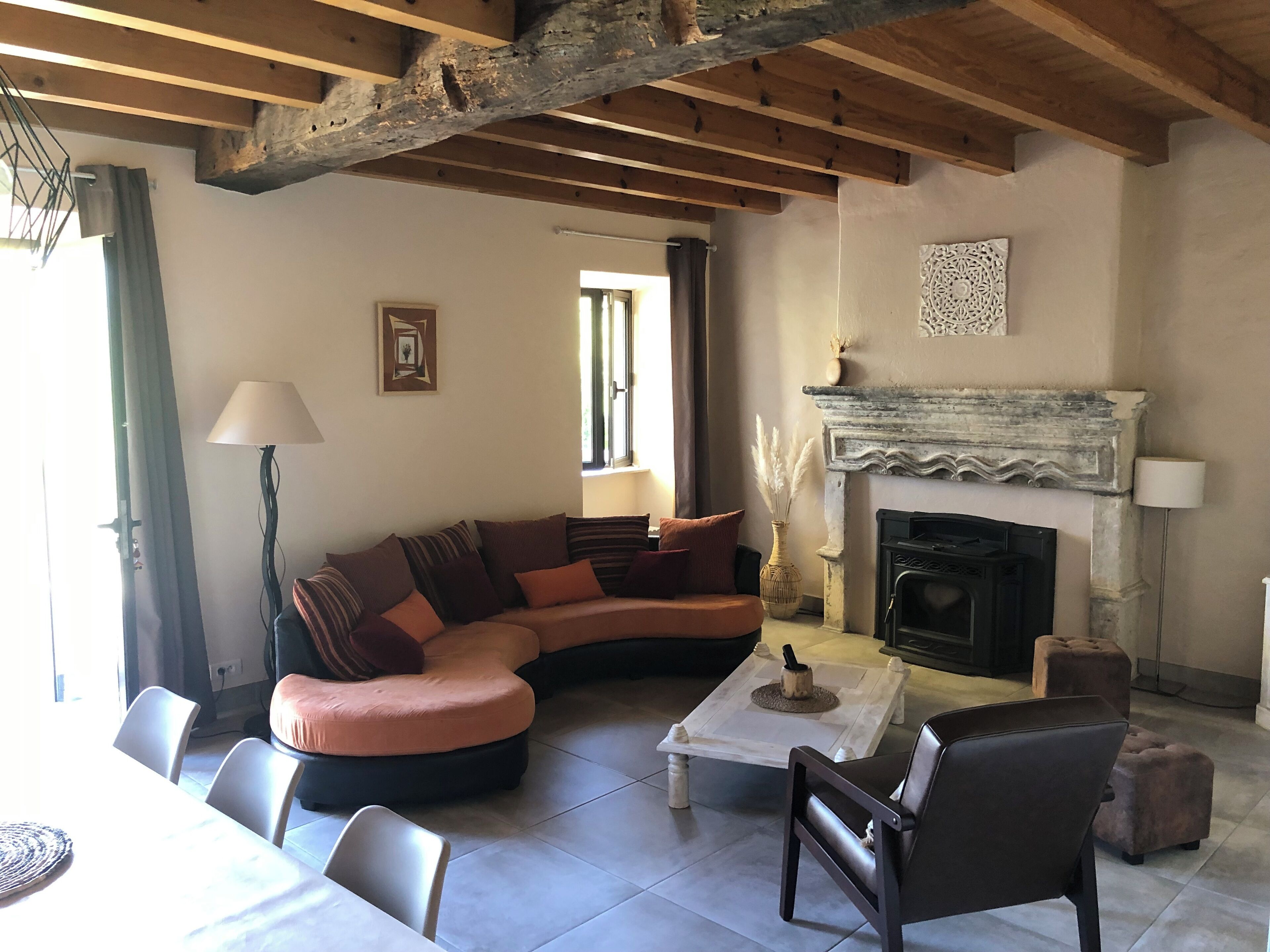 Fernseher, Kamin, Tischtennisplatte, Bücher