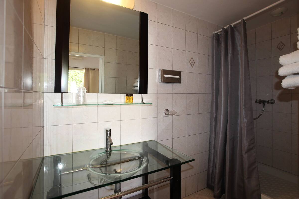 Ducha, artículos de tocador gratuitos, secador de pelo, toallas