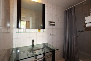 Douche, articles de toilette (gratuits), séchoir à cheveux