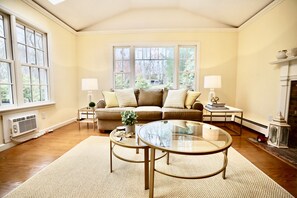 Fernseher, Kamin, Tischtennisplatte