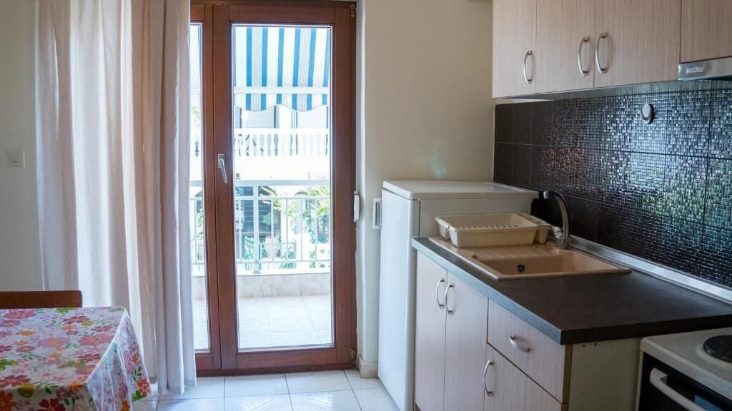 Frigorífico, horno, placa de cocina y utensilios de cocina