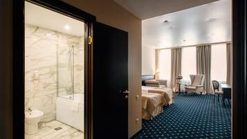 Comfort-huone | Minibaari, työpöytä, pimennysverhot, äänieristys