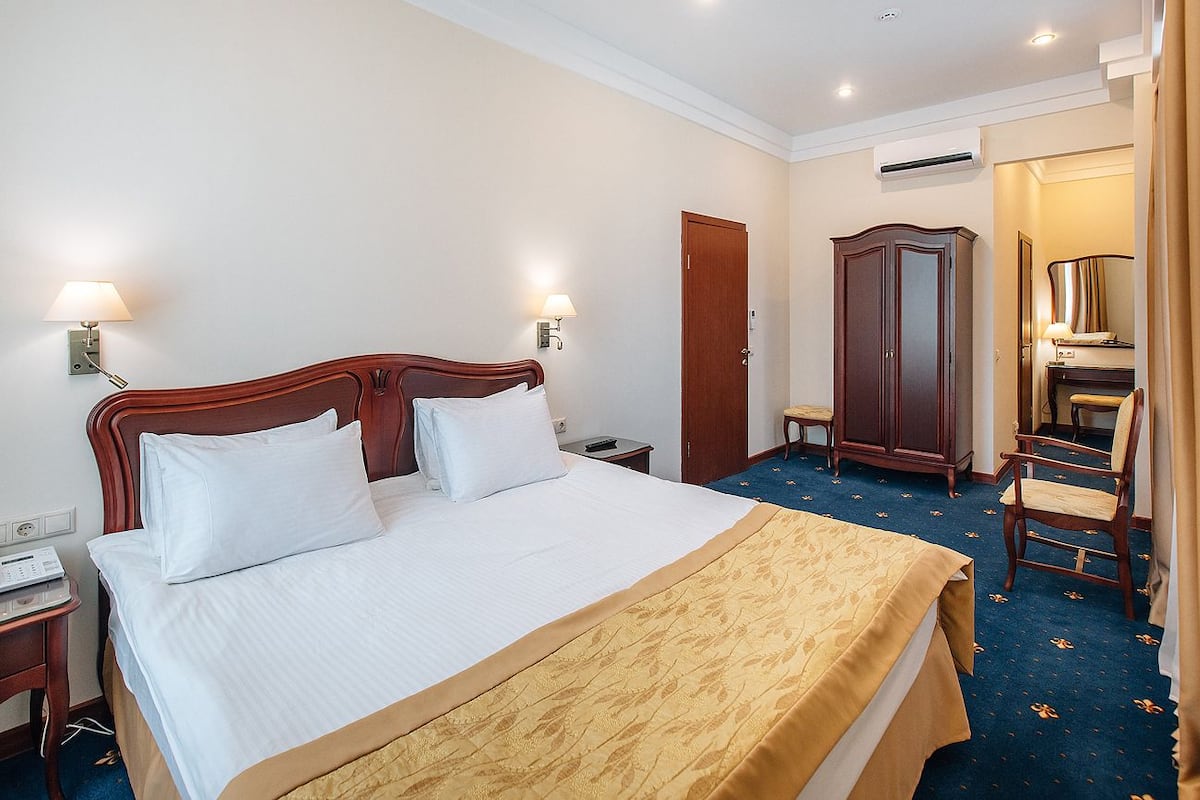 Suite estudio empresarial | Minibar, escritorio, cortinas blackout y insonorización