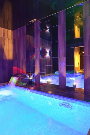 2 piscines couvertes, piscine avec cascade