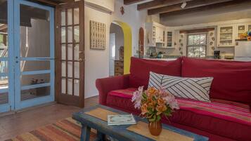 Smart TV, chimenea, libros y estéreo