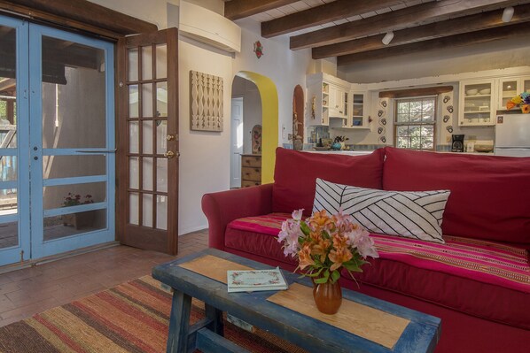 Smart-TV, Kamin, Bücher, Stereoanlage